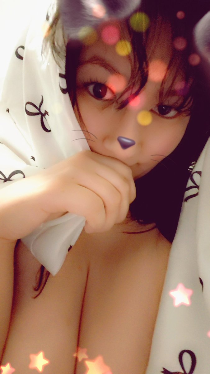 showoffkitten's tweet photo. Fun night in bed ^_^ 

#showoffkitten, #asian, #naughty https://t.co/7JboDbbklf