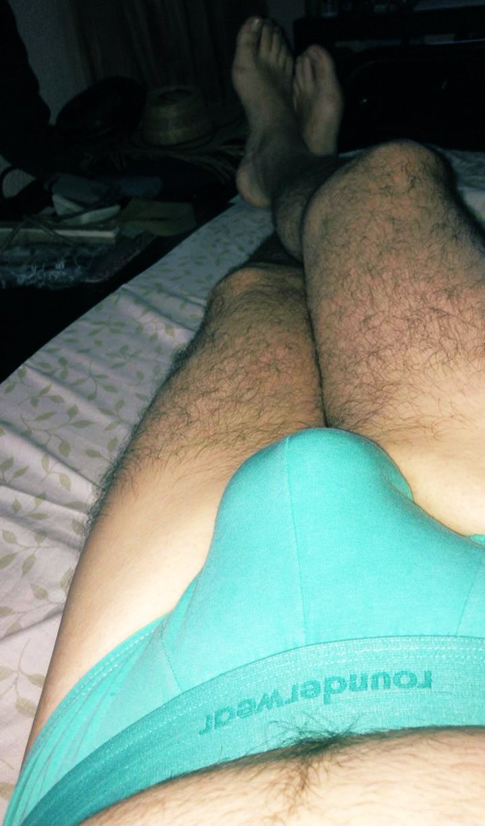 Aqui acostado ya, me acompañas? #menunderwear #bulge #bulto