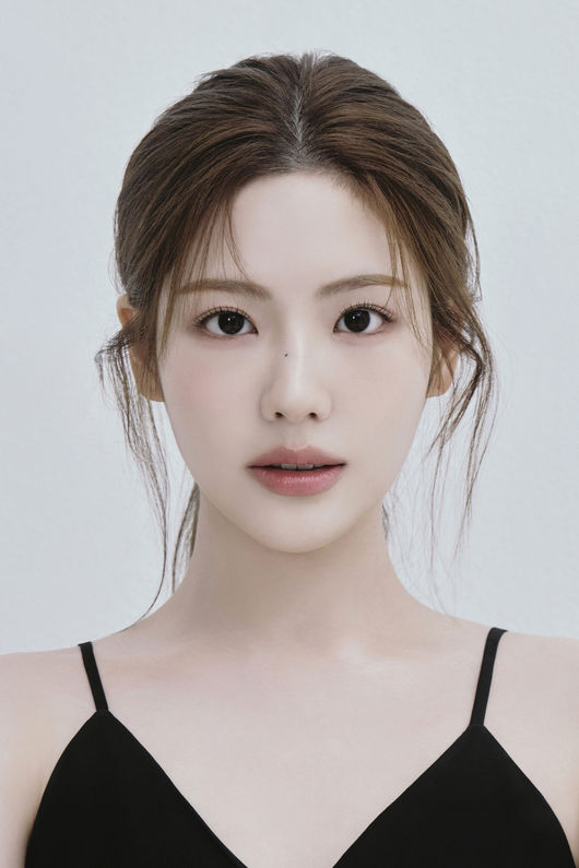 [단독] 조아람, 안은진·서강준과 로맨스 호흡..
‘너 말고 다른 연애’ 출연 (출처 : 네이버 연예) 
naver.me/FyAXUKI1

조아람은 극중 박수아 역에 출연해 안은진, 서강준과 호흡을 맞출 예정이다. 매 작품마다 새로운 얼굴을 선보이며 극의 몰입도를 높이는 조아람이 안은진, 서강준과 만나