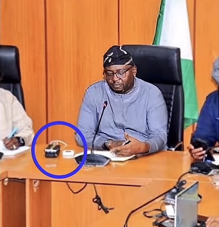 Minister of power is also using oraimo power bank and u're expecting constant light?
You must be joking 😭😂