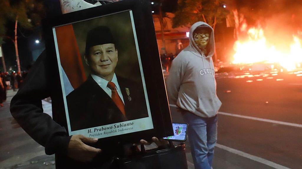 Demonstrasi Agustus 2025, yang disebut-sebut sebagai pemburuan "terbesar sejak Reformasi 1998," telah menciptakan "ketakutan." 

Hingga kini, lebih dari 700 orang sudah diproses hukum. 

Penelusuran kami menemukan bahwa mayoritas yang ditangkap adalah anak-anak muda di kelompok