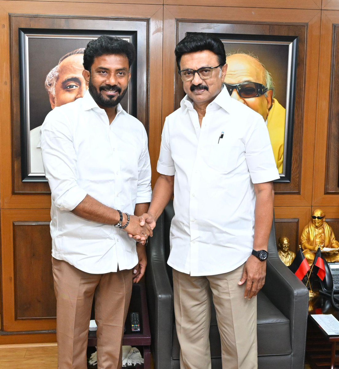 OPS_DMK's tweet photo. முதல்வர் தளபதி ஸ்டாலின் அவர்களை மரியாதை நிமித்தமாக ஐயா ஓ.பி.எஸ். அவர்கள் சந்தித்தார்!
#OPanneerselvam #OPS #OPR #OPRavindranath #DMK #MKStalin #MudhalvanOPS https://t.co/uRWvd4VDH3