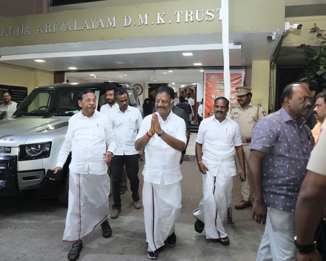 OPS_DMK's tweet photo. முதல்வர் தளபதி ஸ்டாலின் அவர்களை மரியாதை நிமித்தமாக ஐயா ஓ.பி.எஸ். அவர்கள் சந்தித்தார்!
#OPanneerselvam #OPS #OPR #OPRavindranath #DMK #MKStalin #MudhalvanOPS https://t.co/uRWvd4VDH3