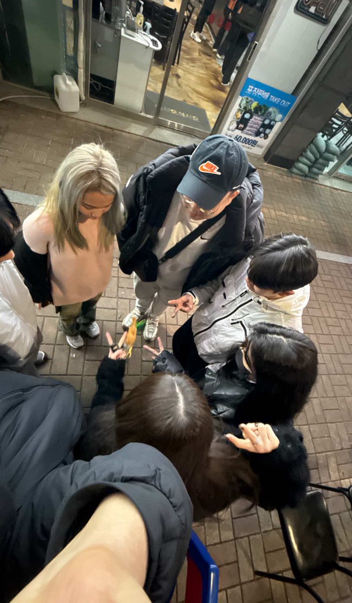 HeyDidUJust's tweet photo. i hate that i was fucking wearing this also we look like we’re doing a damn prayer meeting hdfgsgahah ts was kyomi’s idea 😆😆 https://t.co/15pzjK6DMw