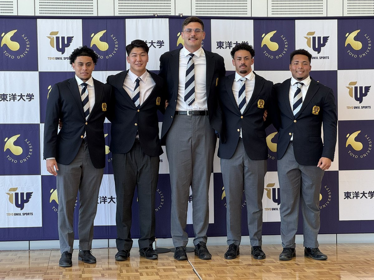 sponichi_r's tweet photo. #東洋大学 はリーグワンに加入する選手5名の会見を開きました。福永昇三監督によればトップチームに1学年で5名も進むのは「間違いなく初めて」とのこと。現在の部員数は64人（選手のみ）と他の強豪校の半分程度。同監督は「目が行き届くし、みんな試合に出られる」と近年の躍進の秘訣を明かしました。 https://t.co/CC90pucgQJ