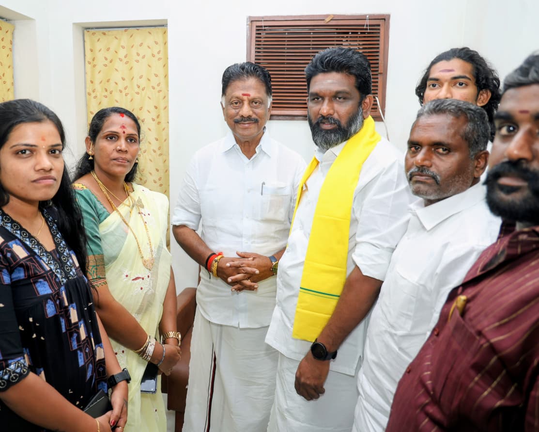 OPS_DMK's tweet photo. பூலித்தேவர் மக்கள் முன்னேற்றக் கழகத்தின் நிறுவனத் தலைவர் பவானி ஆ.வேல்முருகன் அவர்கள், ஐயா ஓ.பி.எஸ். அவர்கள் திமுகவில் இணைந்ததற்கு நேரில் சந்தித்து வாழ்த்து தெரிவித்தார்.
#OPanneerselvam #OPS #DMK #MudhalvanOPS https://t.co/qShNt1Xqj4