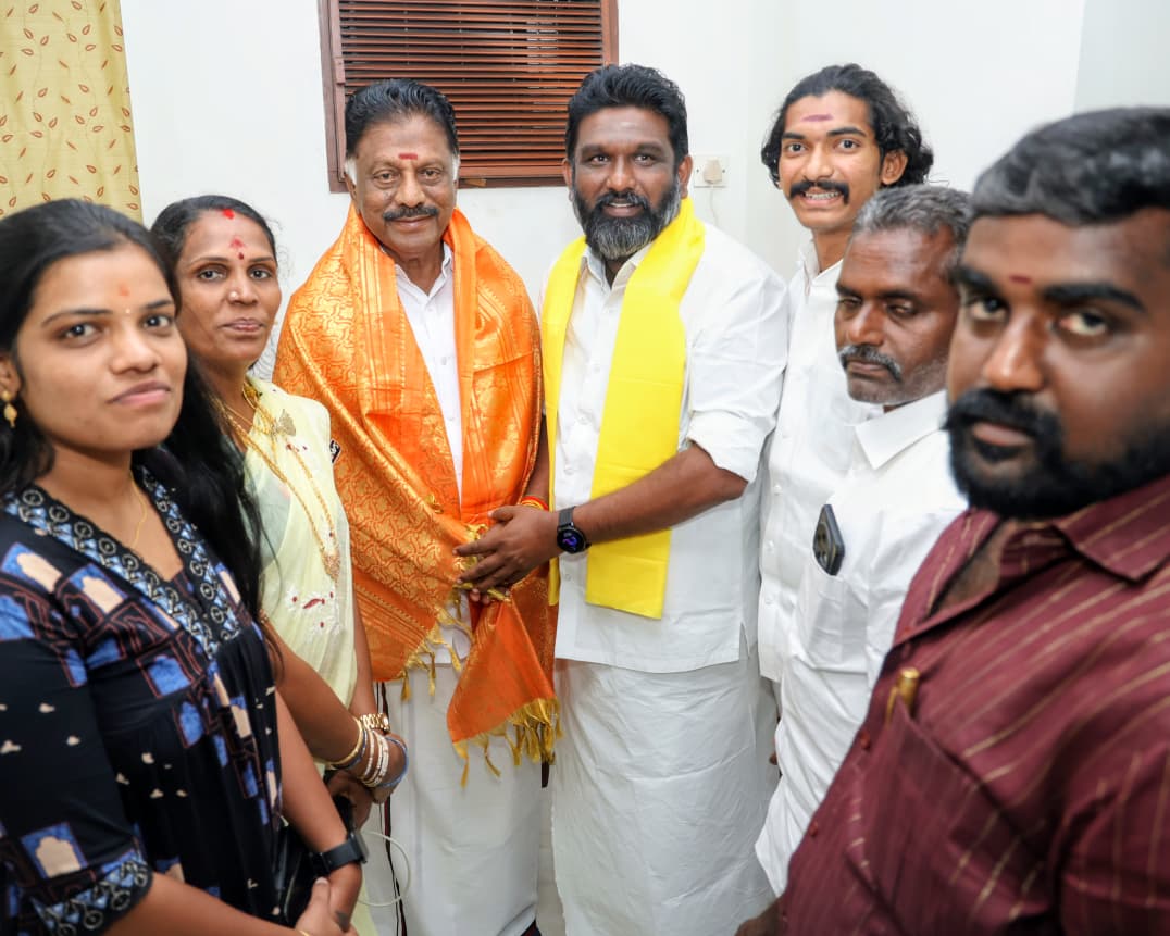OPS_DMK's tweet photo. பூலித்தேவர் மக்கள் முன்னேற்றக் கழகத்தின் நிறுவனத் தலைவர் பவானி ஆ.வேல்முருகன் அவர்கள், ஐயா ஓ.பி.எஸ். அவர்கள் திமுகவில் இணைந்ததற்கு நேரில் சந்தித்து வாழ்த்து தெரிவித்தார்.
#OPanneerselvam #OPS #DMK #MudhalvanOPS https://t.co/qShNt1Xqj4