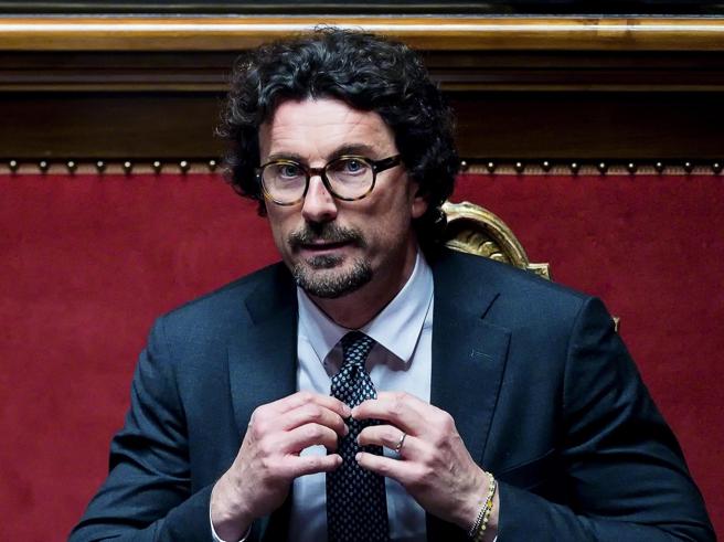 politikosit's tweet photo. L’ex ministro #Toninelli (M5s) al Foglio: “La riforma della giustizia? Tecnicamente è corretta. Lo pensa anche il M5s. Il sorteggio era nel dna del Movimento. Tutti sono d’accordo con la riforma ma non accettano che l’abbia fatta Meloni. Cosa voterò? Non ho ancora deciso” https://t.co/PPAOl66loc
