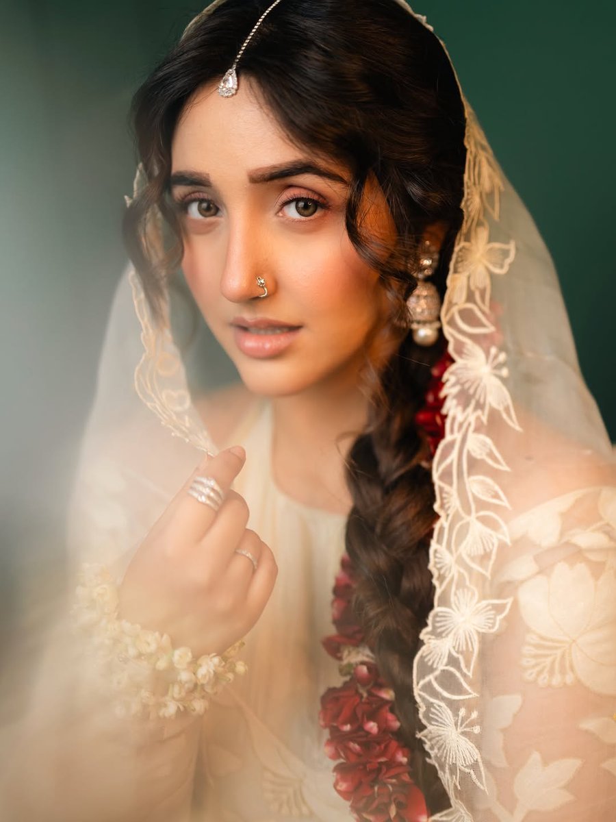 Chand bhi sharma jaaye itni khoobsurti dekhkar…
Because Ashnoor >>> Chand always🩷🌙🌷

#AshnoorKaur