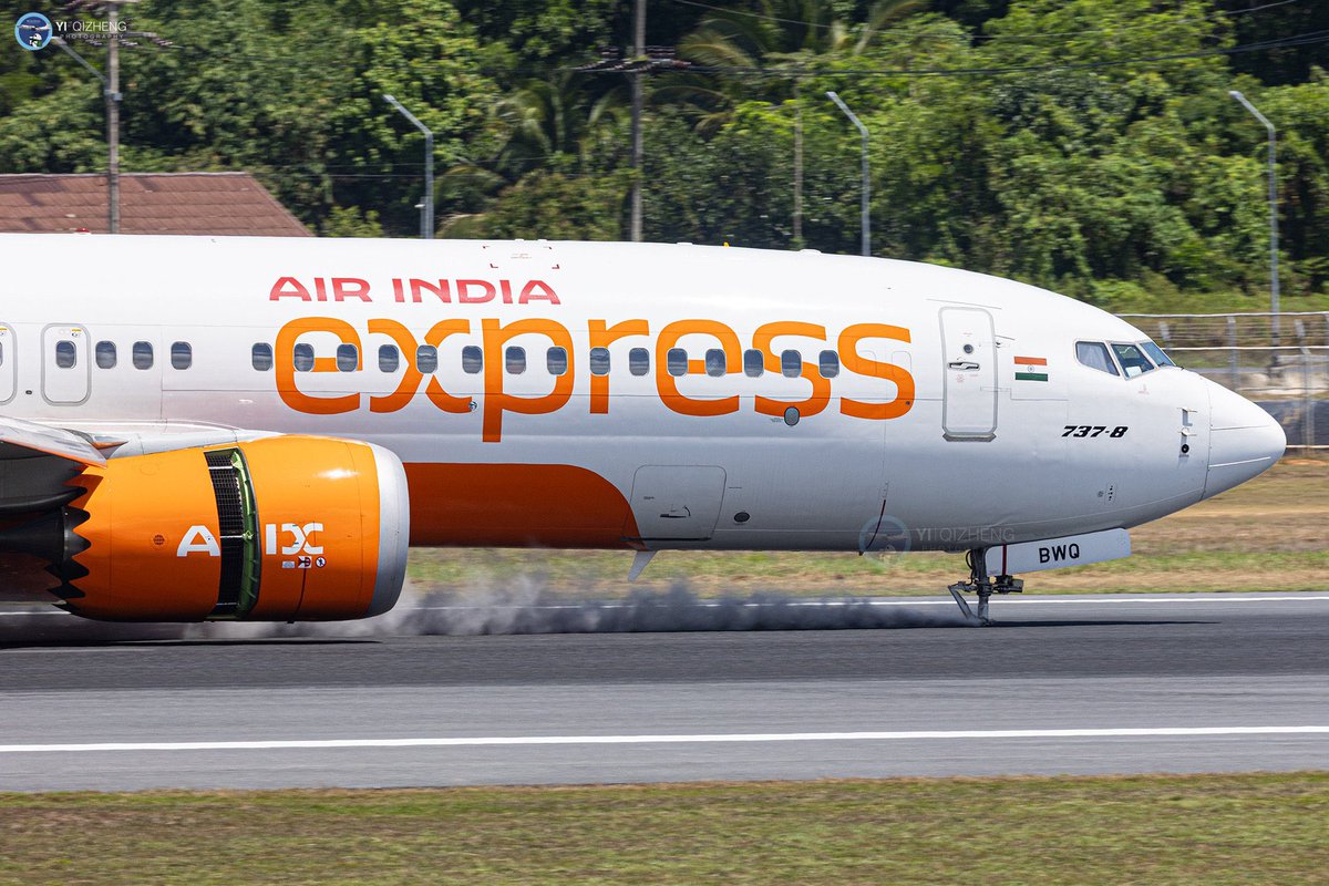 AeroGazette's tweet photo. ‼️ Atterrissage très dur d’un Boeing 737-800 à Phuket - 11/03/26
🔸L’appareil d’Air India Express effectuait le vol #IX938 en provenance d’Hyderabad
🔸En fin de matinée, après un 1er toucher sur le train principal, l’avion a rebondi violemment sur le train avant qui s’est endommagé
🔸L’appareil s’est immobilisé sur la piste où les 133 occupants de l’avion ont été évacués
🔸L’aéroport a été fermé une dizaine d’heures