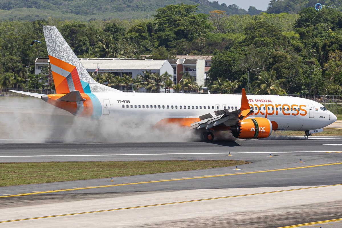 AeroGazette's tweet photo. ‼️ Atterrissage très dur d’un Boeing 737-800 à Phuket - 11/03/26
🔸L’appareil d’Air India Express effectuait le vol #IX938 en provenance d’Hyderabad
🔸En fin de matinée, après un 1er toucher sur le train principal, l’avion a rebondi violemment sur le train avant qui s’est endommagé
🔸L’appareil s’est immobilisé sur la piste où les 133 occupants de l’avion ont été évacués
🔸L’aéroport a été fermé une dizaine d’heures