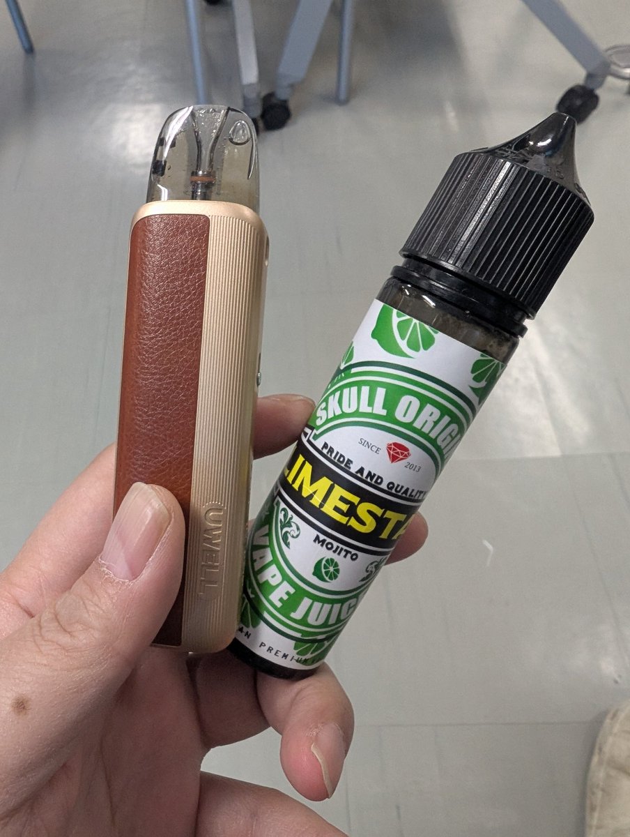 FYoshinosuke's tweet image. VAPEWORXで買ってから、美味くてコレばっか吸ってるわ。
どうしてもチェーンしてしまう🚬
#ハンチェ
#LIMESTAR🍋‍🟩
#VAPEWORX京都
#vape好きと繋がりたい