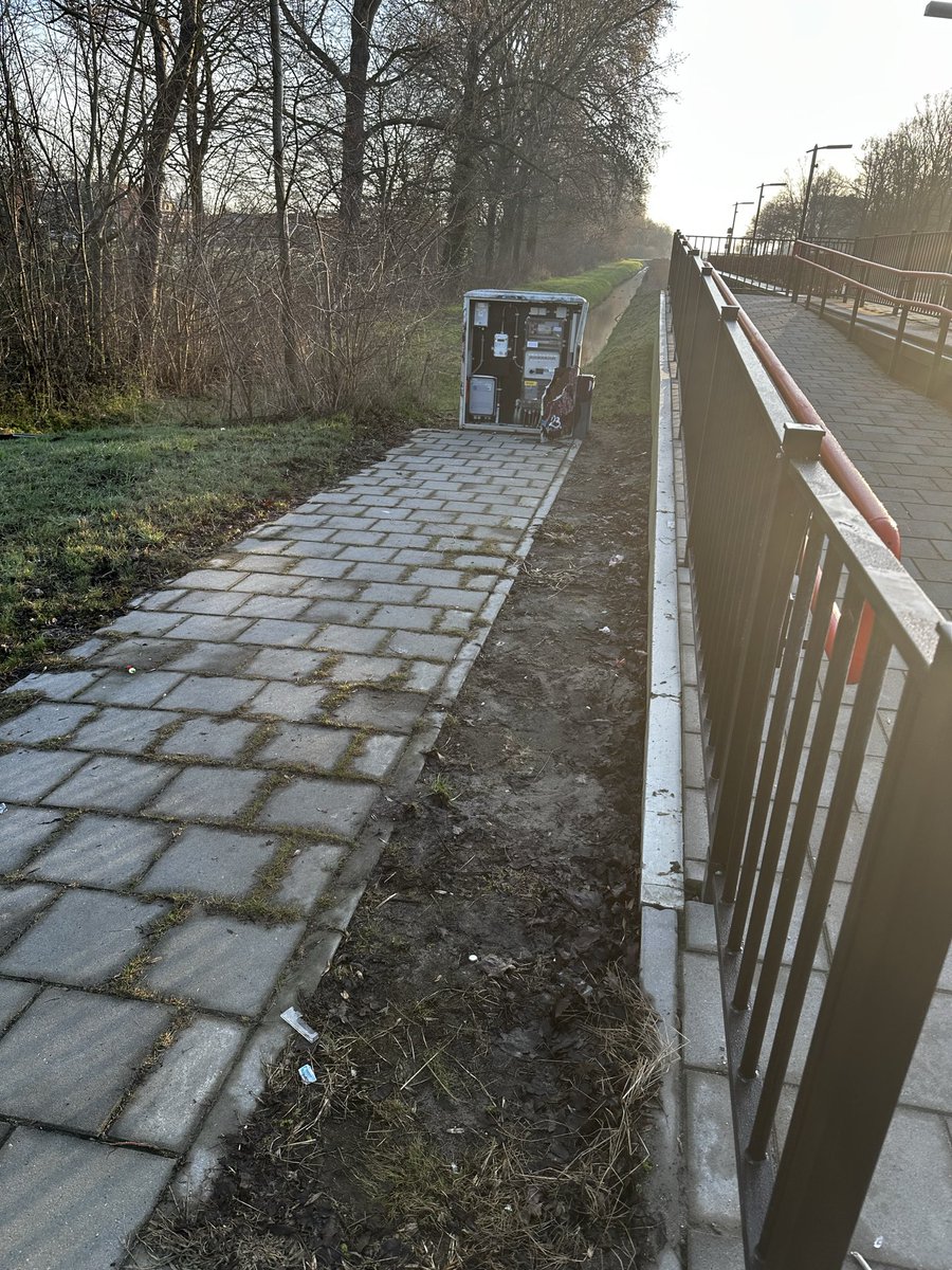 DeniceD87's tweet photo. @Arriva_NL @Arriva_NL station Delfzijl west heeft geen stroom, dus geen incheck, wellicht is deze foto het probleem? Lijkt me niet veilig https://t.co/nI63uaKTJw