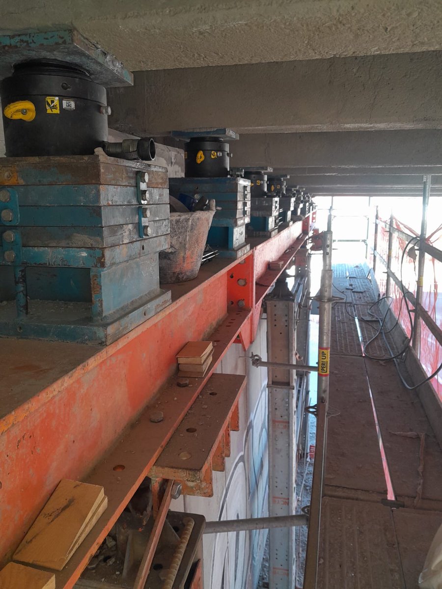 _Betazul_'s tweet photo. Estamos llevando a cabo la sustitución de los apoyos en una estructura de la A2 en su paso por Guadalajara.

- Aquí puedes ver más obras nuestras: https://t.co/V2goFhtRTL
#estructuras #refuerzo #reparación #rehabilitación https://t.co/d8401lKbrr