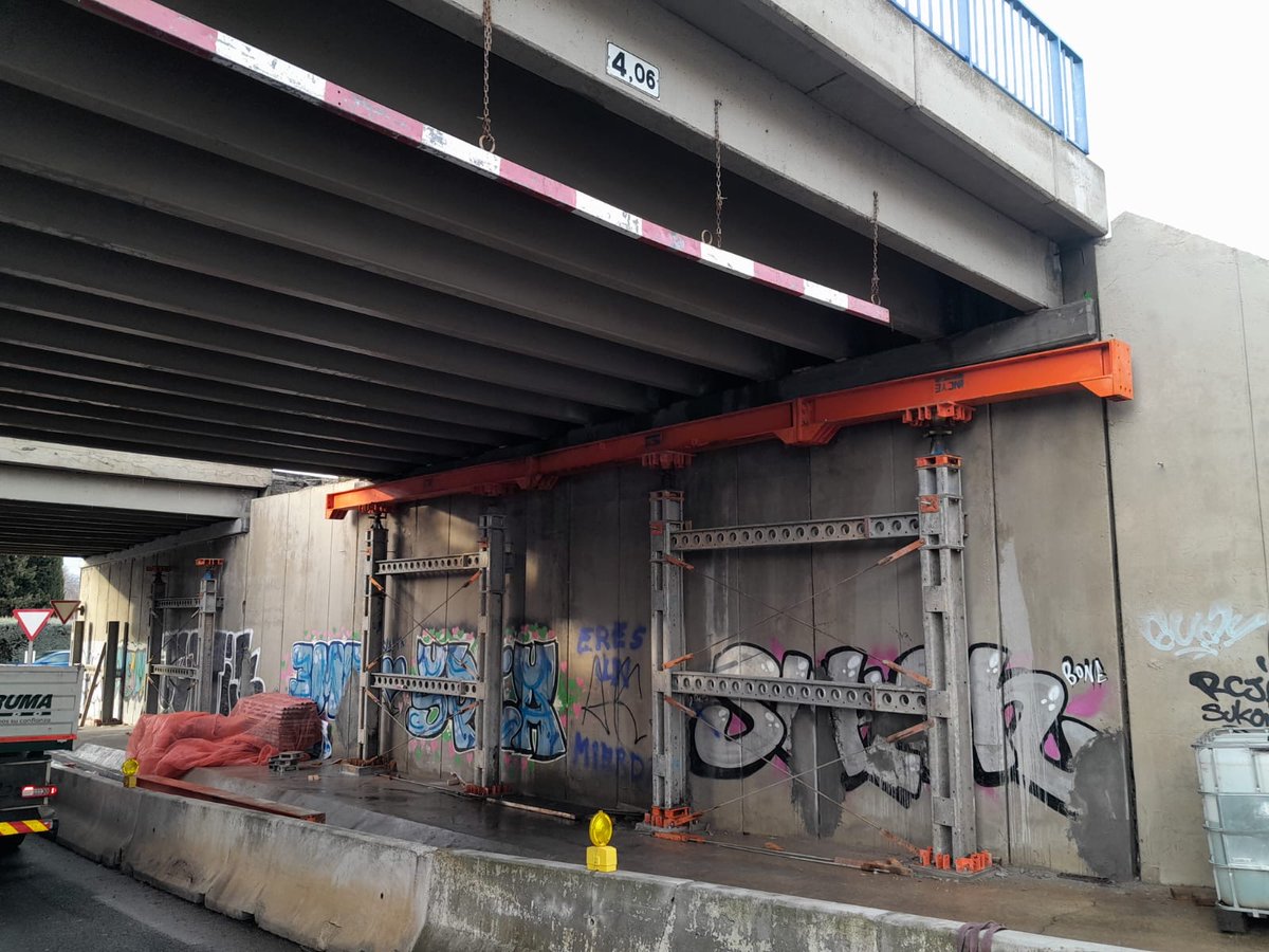 _Betazul_'s tweet photo. Estamos llevando a cabo la sustitución de los apoyos en una estructura de la A2 en su paso por Guadalajara.

- Aquí puedes ver más obras nuestras: https://t.co/V2goFhtRTL
#estructuras #refuerzo #reparación #rehabilitación https://t.co/d8401lKbrr