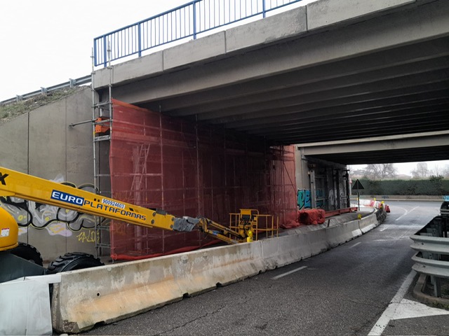 _Betazul_'s tweet photo. Estamos llevando a cabo la sustitución de los apoyos en una estructura de la A2 en su paso por Guadalajara.

- Aquí puedes ver más obras nuestras: https://t.co/V2goFhtRTL
#estructuras #refuerzo #reparación #rehabilitación https://t.co/d8401lKbrr