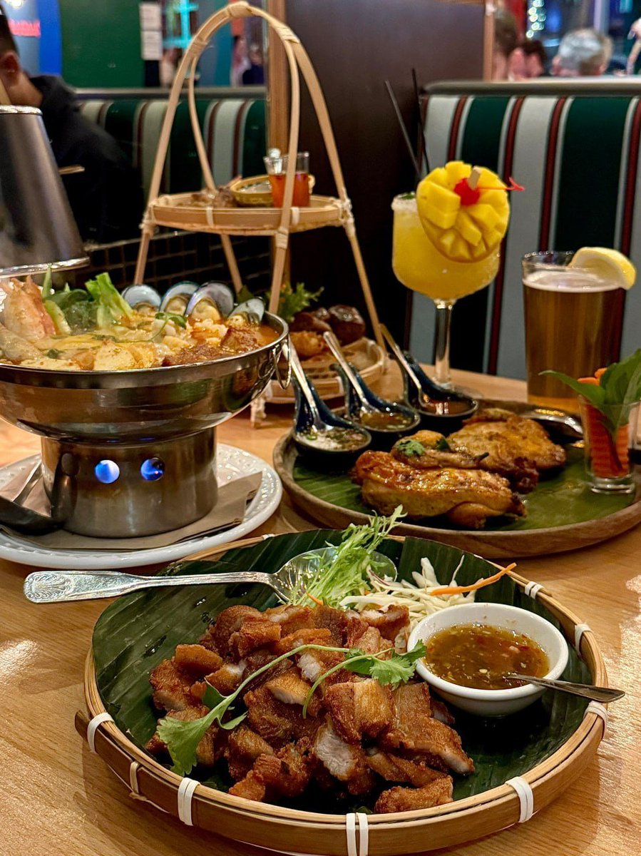 Enbjksfa's tweet photo. Delicious food and lively atmosphere combined! 🍲🍗 https://t.co/3ddPuMznC5