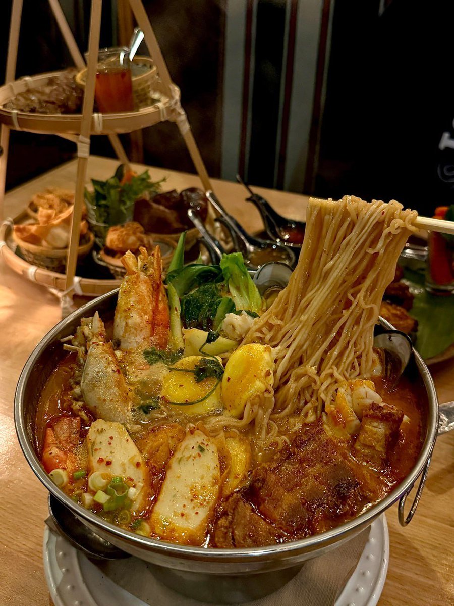 Enbjksfa's tweet photo. Delicious food and lively atmosphere combined! 🍲🍗 https://t.co/3ddPuMznC5