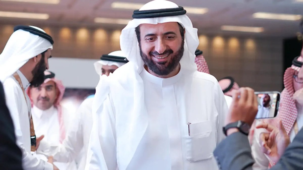 FawzyahALtwalah's tweet photo. ذهبت قبل يومين إلى مكة ولازلت هناك لأداء مناسك العمرة وبالصدفة  كان لي شرف اللقاء مع معالي وزير الحج والعمرة الدكتور توفيق الربيعة   @tfrabiah حيث كان يقوم بجولة تفقدية بنفسه  ..حين يكون المسؤول حاضراً بين الناس ، متابعاً ومشرفاً بنفسه، فإنه لا يكون مجرد صاحب منصب، بل يصبح قدوة في معنى المسؤولية وخدمة الوطن فالمسؤول الحقيقي هو الذي يرى منصبه أمانة، ويجعل من موقعه وسيلة لخدمة الناس لا للابتعاد عنهم، وعندما يقف بين الحجاج والمعتمرين يتفقد أحوالهم ويشرف على خدمتهم، فإنه يجسد صورة المواطن الصادق الذي يعمل بروح المسؤولية قبل أن يعمل بسلطة المنصب.
فمثل هذا المسؤول يبعث رسالة جميلة مفادها :
" أن القيادة ليست في المكاتب فقط، بل في الميدان، بين الناس، حيث تُقاس الجهود بقدر ما تُقدم من خدمة وعطاء وحين يجتمع في الشخص حسّ المسؤولية وروح المواطنة، تتحول الوظيفة إلى رسالة، ويصبح العمل عبادة وخدمة للوطن وضيوف الرحمن. " 
والحقيقة التي أكررها دوما ولاتخفى عن الجميع وتنبع من قناعتي الشخصية "أن الربيعة نجح كوزير للصحة والآن ينجح كوزير للحج " .. شكراً من القلب أيها المواطن المسؤول 🌷🌸#توفيق_الربيعة 🙏🏼 #