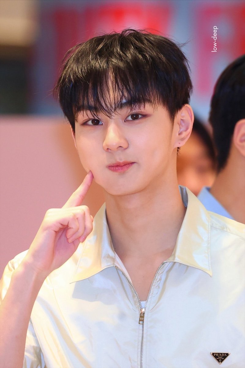 low-deep tweet media