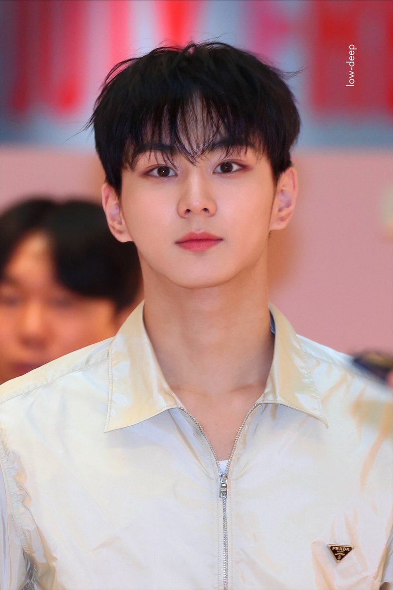 low-deep tweet media