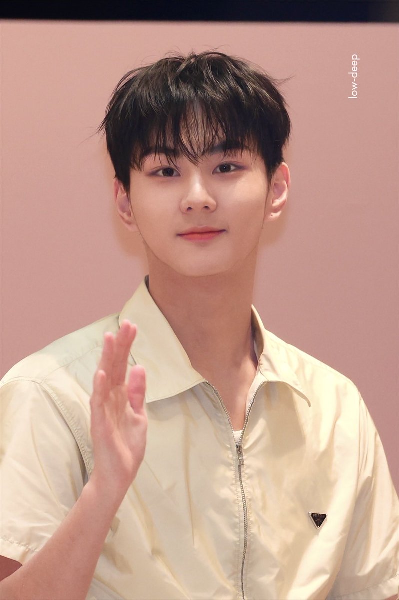 low-deep tweet media