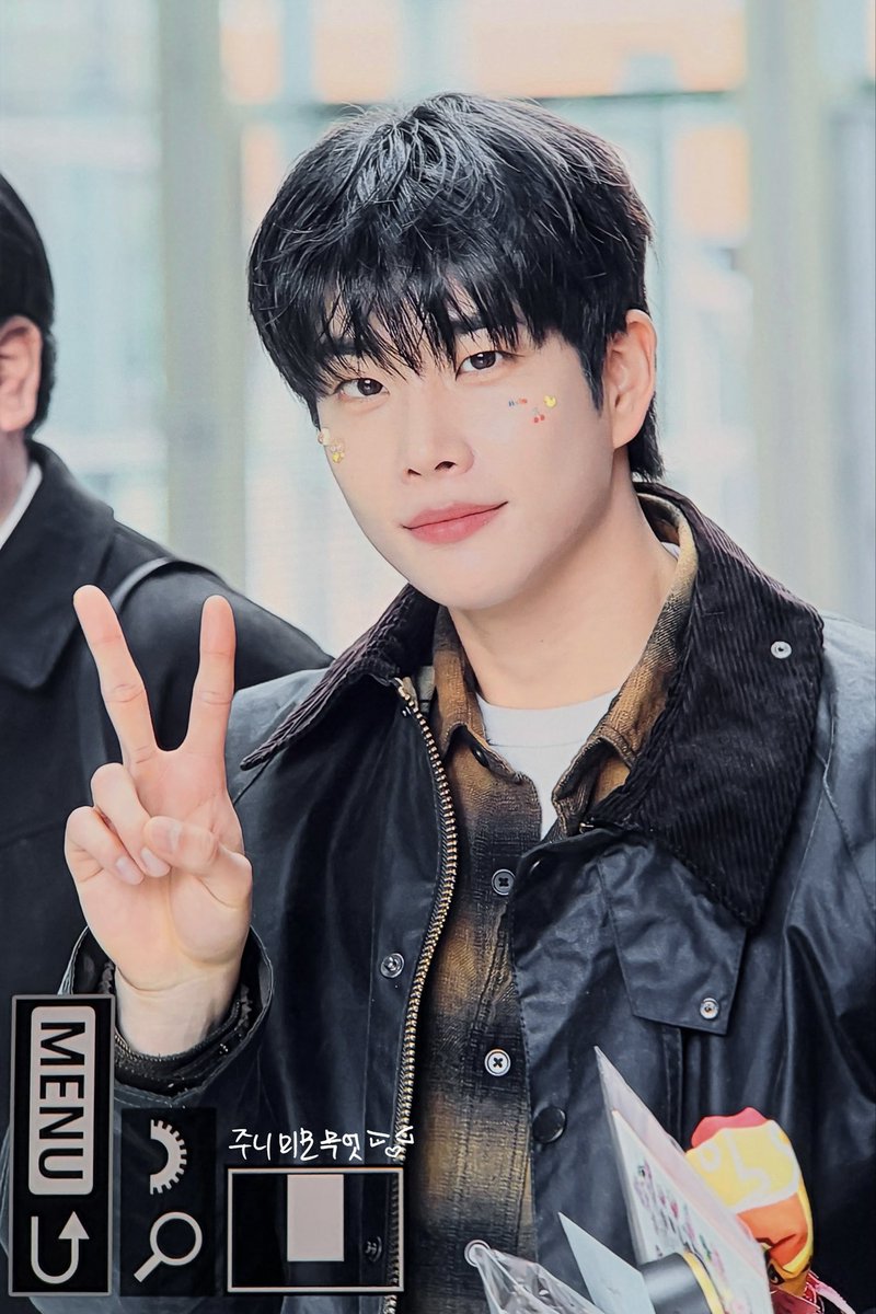 MJ__heart's tweet photo. 260312 컬투쇼 

퇴근도 예뿌니잉✌🏻😉 

#엠제이 #MJ #김명준 #아스트로 #ASTRO https://t.co/tWKYKTGX90