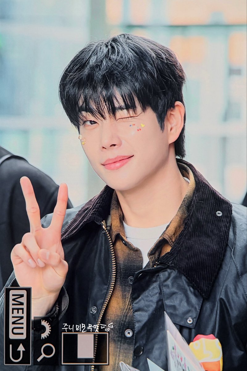 MJ__heart's tweet photo. 260312 컬투쇼 

퇴근도 예뿌니잉✌🏻😉 

#엠제이 #MJ #김명준 #아스트로 #ASTRO https://t.co/tWKYKTGX90