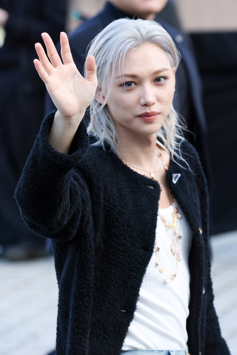TheePopCore's tweet photo. Felix of Stray Kids ranks #1 among Korean celebrities in media impact at Paris Fashion Week.

He led with a 2.9% share of voice, becoming the week’s most mentioned Korean star. https://t.co/LojnB6W4iT