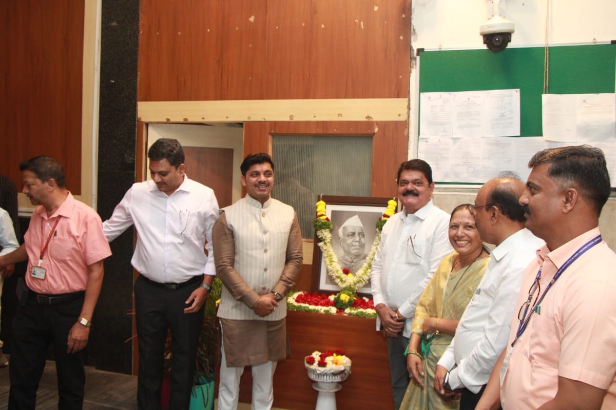 pcmcindiagovin's tweet photo. महाराष्ट्राचे शिल्पकार माजी मुख्यमंत्री यशवंतराव चव्हाण यांना जयंतीनिमित्त अभिवादन.
#pcmcmayor #यशवंतरावचव्हाण #पिंपरीचिंचवड #जयंती #SmartCityPCMC https://t.co/IRGtV7Puc0