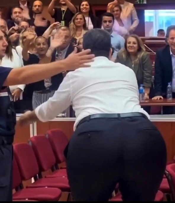 Çok tanıdık İstanbulu yiyen göt işte bu göt. 😃