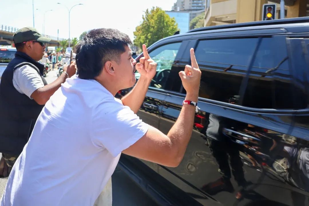 Este tipo de gente odia a un presidente por el solo hecho de querer el bien por Chile.
El extremismo de los comunistas es "PELIGROSO" Tanto como los Allatolah, Irán o El ISIS
NO VAN A PARAR EN SU ODIO van a seguir...