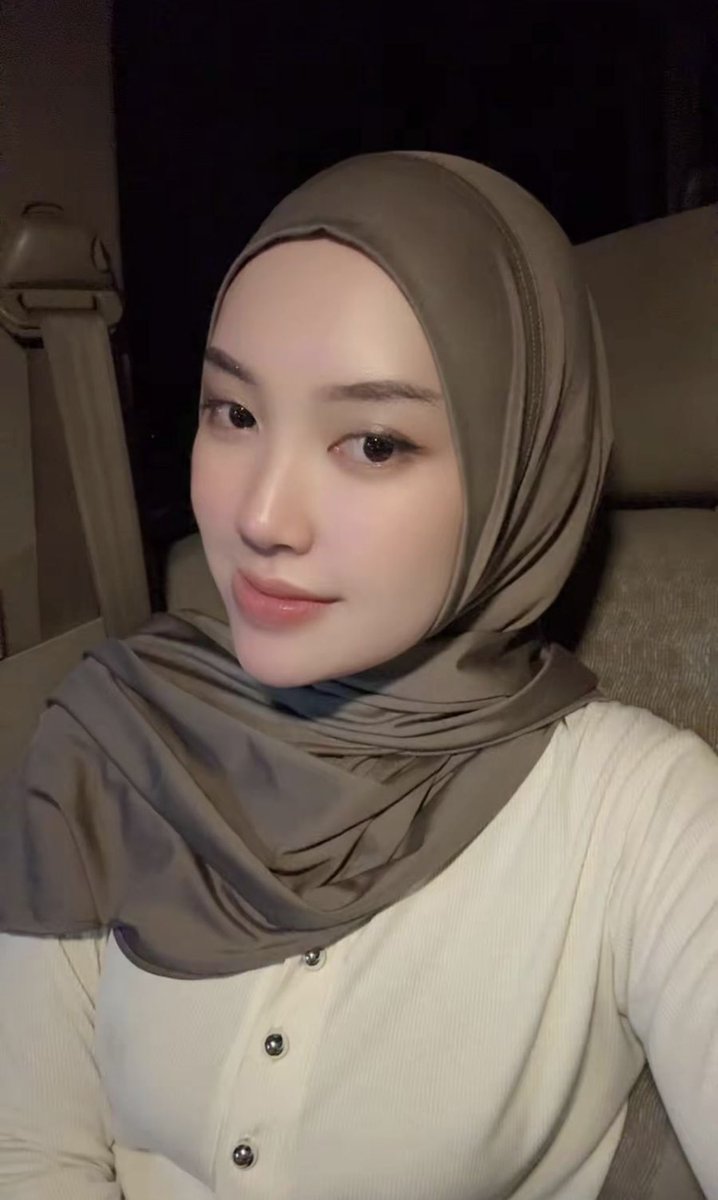 gentasdw's tweet photo. aku mempelajari bahwa dalam tradisi jepang, ketika seseorang jatuh cinta, mereka tidak selalu mengatakan “aku mencintaimu”, melainkan berbisik pelan: tsuki ga kirei desu ne, yang berarti “bulan itu indah, ya.” namun ketika kita berdiri di bawah langit malam abad ke-21, aku tak pernah merasa perlu memuji bulan untuk menyampaikan perasaanku padamu.

sebab di hadapanku ada dirimu, gadis paling manis yang menampung seluruh keindahan bumi. dan di hadapan binar matamu, bulan pun seolah malu untuk bersinar.
