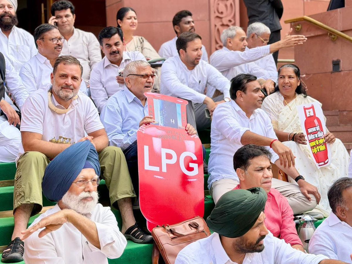 संसद से नरेंदर गायब, देश से सिलेंडर गायब!