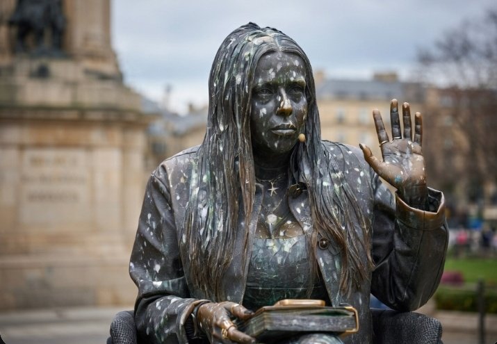 Sharah Secomelaspollas es vandalizada por palomas fachas cuando se va al parque.