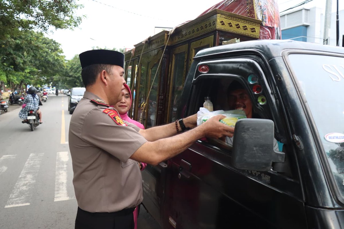 PJeneponto8586's tweet photo. Polres Jeneponto Bagikan Takjil, Wujud Kepedulian di Bulan Ramadhan https://t.co/yqOTwF8VEK
