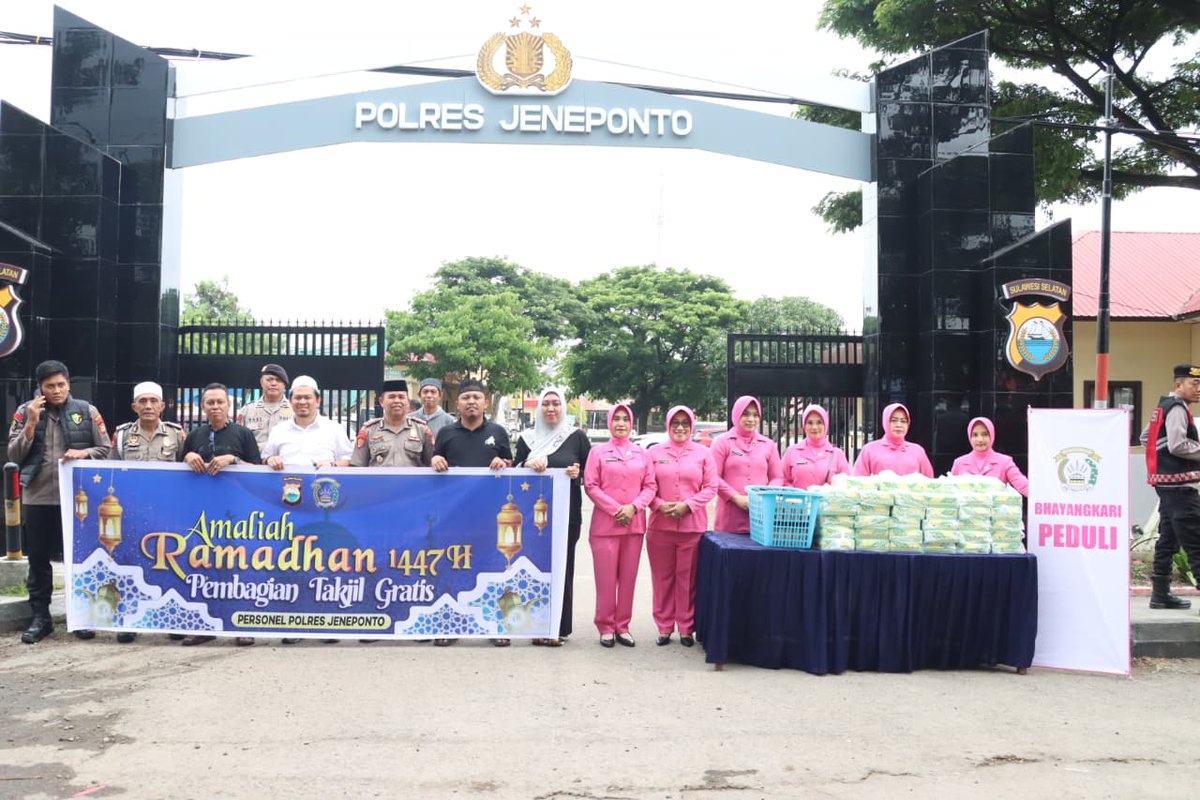 PJeneponto8586's tweet photo. Polres Jeneponto Bagikan Takjil, Wujud Kepedulian di Bulan Ramadhan https://t.co/yqOTwF8VEK