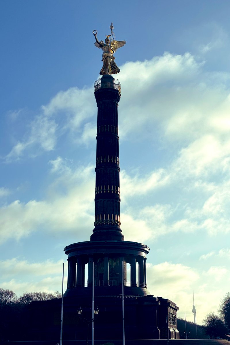 samkhawase's tweet photo. #GoldElse on a golden morning in a golden Berlin. ☀️ https://t.co/Ot1x298wiC
