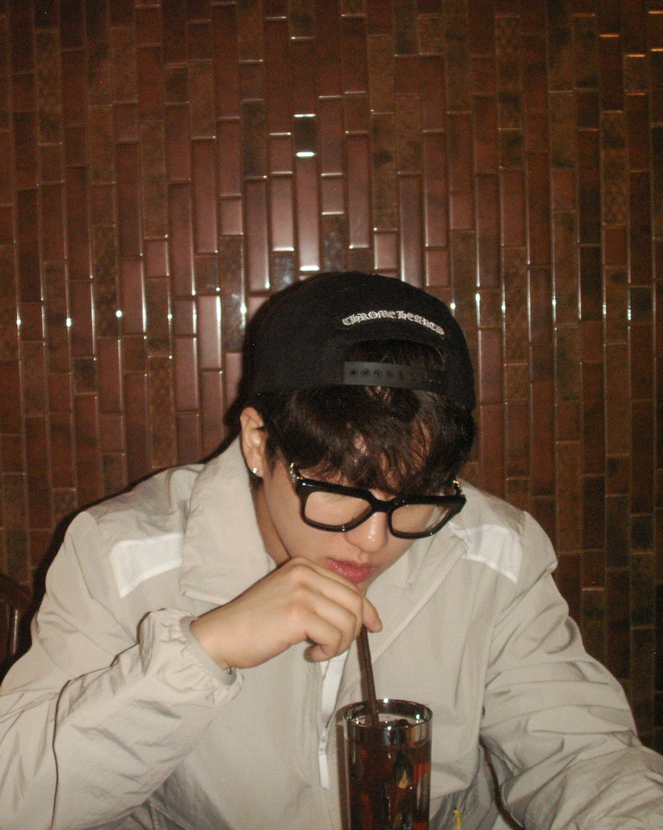 spearhyunnie's tweet photo. changbin instagram update: "first overseas vacation ><" https://t.co/g8jqSNmoX3