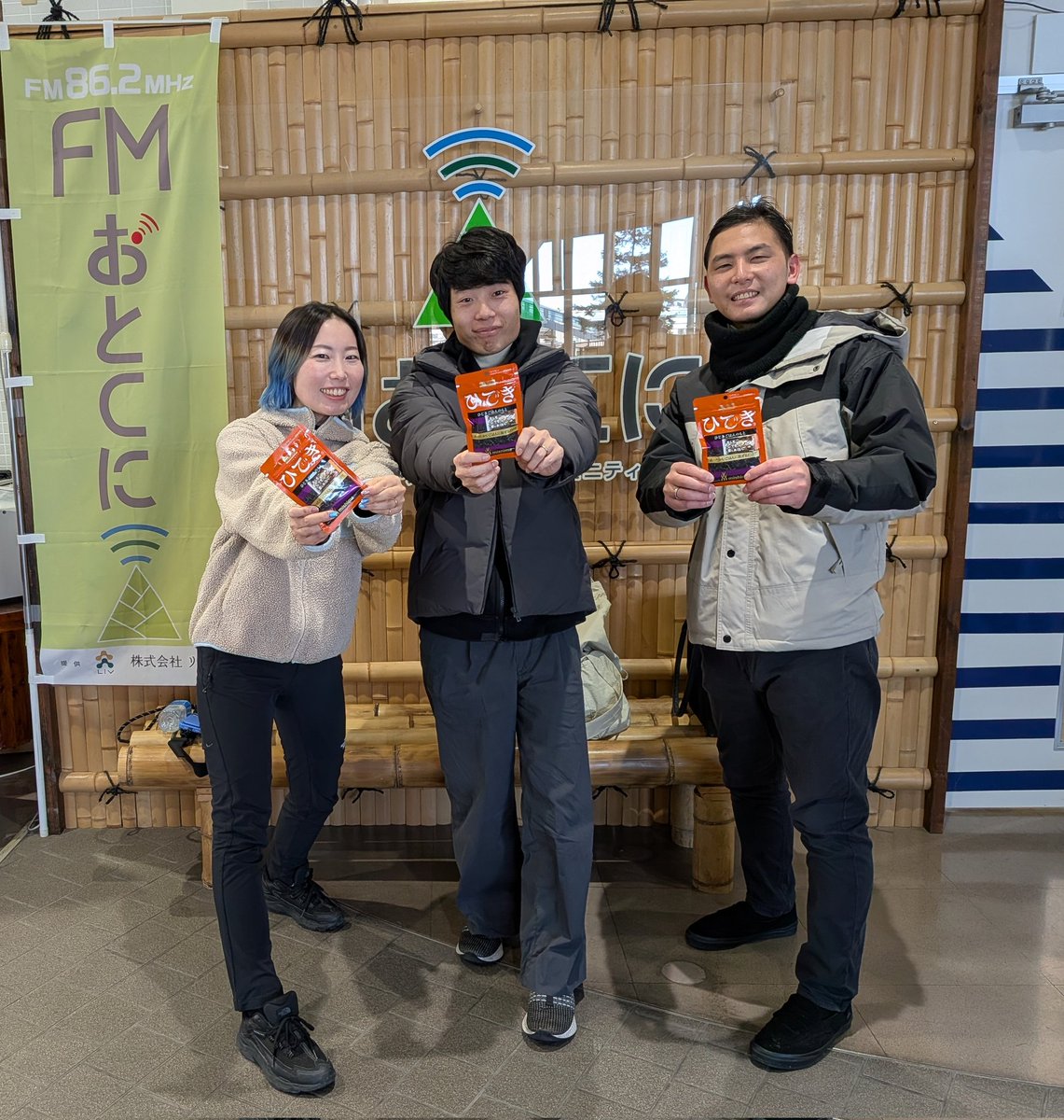 9NzFe3W1p1tcKhf's tweet photo. #FMおとくに
#モーニングおとくに木曜日
本日もたくさんのリアルメッセージありがとう✨️
ゲストは、がんサバイバー奥野七夢くんお料理の勉強と講演会主催、田村清太郎くんは、服飾デザイナー二人とも大山崎中学出身、そして、初アシスタント青髪カメラマンあおちゃん
みんなで「#ひでき」✨️📷️ https://t.co/fVQhbHSvTT