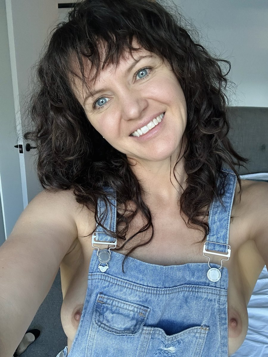 Thought this was a wholesome pic at first… didn’t you? 🤭