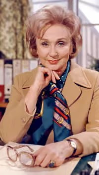 daveainsworth63's tweet photo. Remembering the brilliant British actress and dancer Googie Withers (Gorgette Withers) who was born on this day in 1917. She died in 2011. #GoogieWithers #ItAlwaysRainsOnSunday #WithinTheseWalls #OneOfOurAircraftIsMissing #DeadOfNight #Miranda #PinkStringAndSealingWax https://t.co/fvYSauArj0