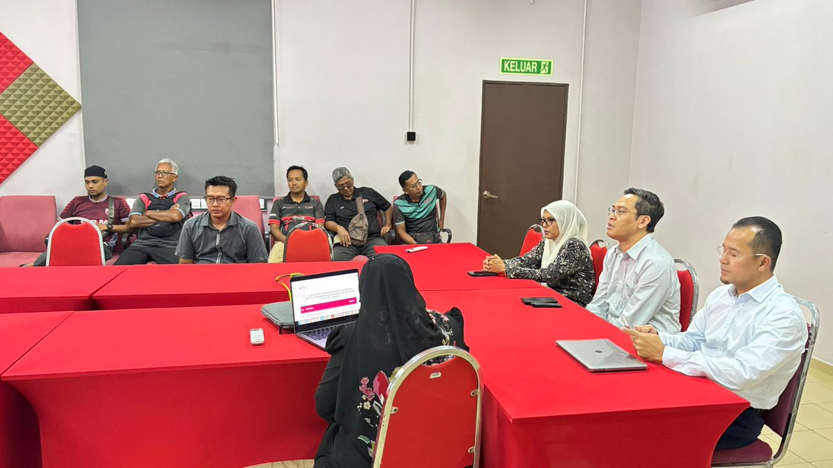IAQUAS_UPM's tweet photo. 11 Mac 2026 – Perjumpaan Staf bersama Pengarah I-AQUAS, UPM berlangsung dalam suasana penuh semangat dan kebersamaan. Terima kasih kepada semua staf atas komitmen yang diberikan. Semoga terus melangkah ke arah kecemerlangan bersama! 💪✨

#IAQUAS #UPM #TeamIAQUAS https://t.co/oDbxJVMKpS