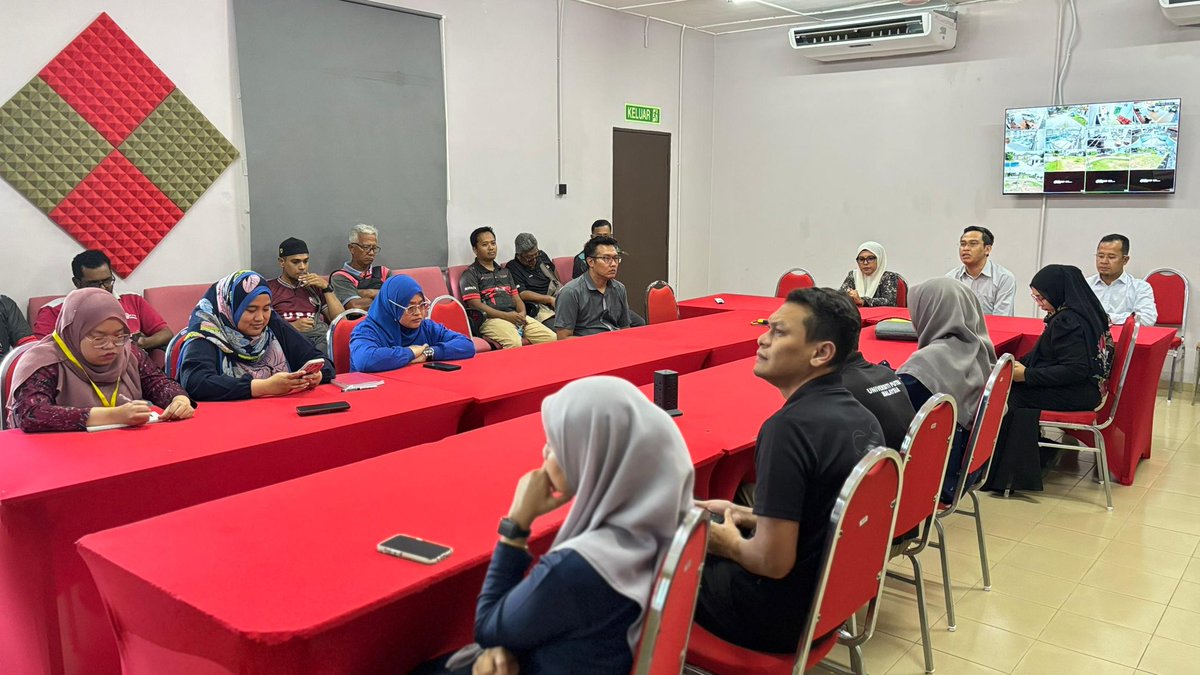 IAQUAS_UPM's tweet photo. 11 Mac 2026 – Perjumpaan Staf bersama Pengarah I-AQUAS, UPM berlangsung dalam suasana penuh semangat dan kebersamaan. Terima kasih kepada semua staf atas komitmen yang diberikan. Semoga terus melangkah ke arah kecemerlangan bersama! 💪✨

#IAQUAS #UPM #TeamIAQUAS https://t.co/oDbxJVMKpS