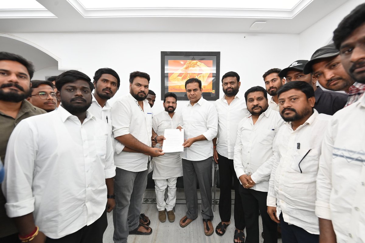 TeluguScribe's tweet photo. బీఆర్ఎస్ పార్టీ వర్కింగ్ ప్రెసిడెంట్ కేటీఆర్‌ను కలిసిన లైసెన్స్‌డ్ సర్వేయర్లు 

ప్రభుత్వం రాష్ట్ర వ్యాప్తంగా 5వేల మంది లైసెన్స్‌డ్ సర్వేయర్లను నియమించిందని, కానీ నెలల తరబడి పని లేకుండా అటు జీతాలు లేకుండా తమను ఇబ్బందులకు గురి చేస్తుందని కేటీఆర్‌కు తెలిపిన లైసెన్స్‌డ్ సర్వేయర్లు 

కర్ణాటక ప్రభుత్వం ప్రతి నెల లైసెన్స్‌డ్ సర్వేయర్లకు జీతాలు ఇస్తుందని, తెలంగాణలో మాత్రం ఇవ్వడంలేదని ఆవేదన

ప్రభుత్వానికి అత్యంత కీలకమైన భూసర్వేలు నిర్వహించే తమకు జీతాలు లేక ఆర్థికంగా ఇబ్బంది పడుతున్నామని వాపోయిన లైసెన్స్‌డ్ సర్వేయర్లు 

ఎమ్మార్వో ఆఫీసుకు పిలిచి తమను పొద్దున నుండి సాయంత్రం వరకు ఖాళీగా కూర్చోబెడుతున్నారని, జీతం కూడా ఇవ్వడంలేదని, తమ సమస్యలు పరిష్కరించే విధంగా ప్రభుత్వంపై ఒత్తిడి తేవాలని కేటీఆర్‌ను కోరిన లైసెన్స్‌డ్ సర్వేయర్లు 

వారి సమస్యలను ప్రభుత్వం దృష్టికి తీసుకెళ్లి, పరిష్కరించేందుకు ఒత్తిడి తెస్తామని హామీ ఇచ్చిన కేటీఆర్