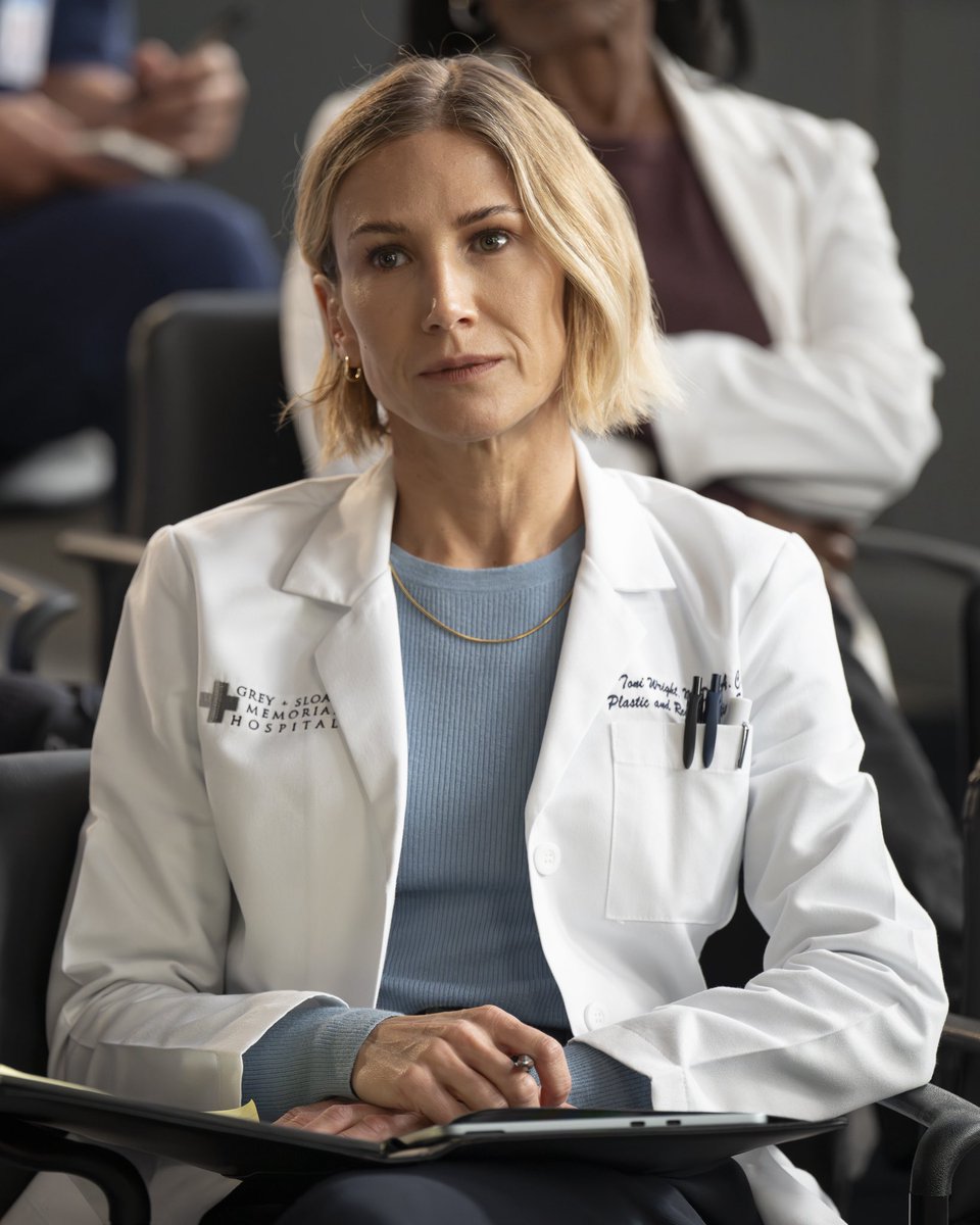 AmeloniTruther's tweet image. First of all Toni is giving boyfriend, second of all Amelia looks so fucking good like always, third of all I need to be their third #AmeliaShepherd #ToniWright #Ameloni #GreysAnatomy