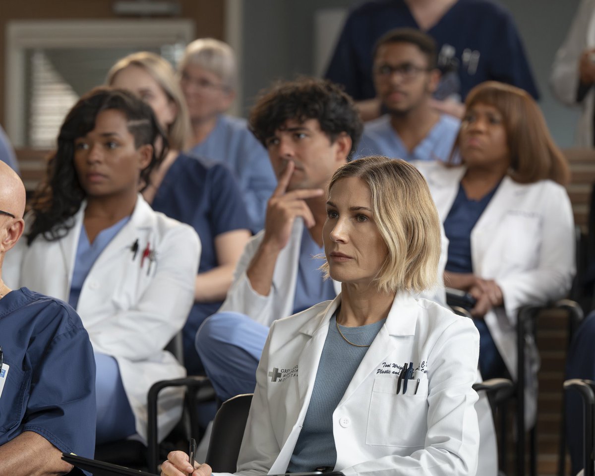 AmeloniTruther's tweet image. First of all Toni is giving boyfriend, second of all Amelia looks so fucking good like always, third of all I need to be their third #AmeliaShepherd #ToniWright #Ameloni #GreysAnatomy