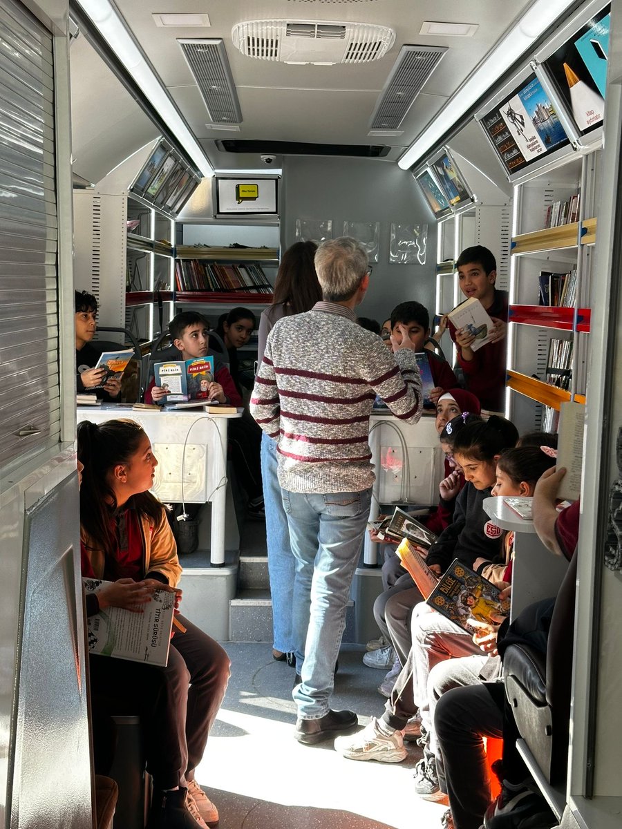 iokihk's tweet photo. Gezici Kütüphanemiz Esenyurt Şehitler Ortaokulu’nda kitapsever öğrencilerle buluştu. 📚

Keyifli okumalar 🌸

@KTBKYGM 
@iktm34 
@KutuphaneEtkin https://t.co/xWQgCD2P60