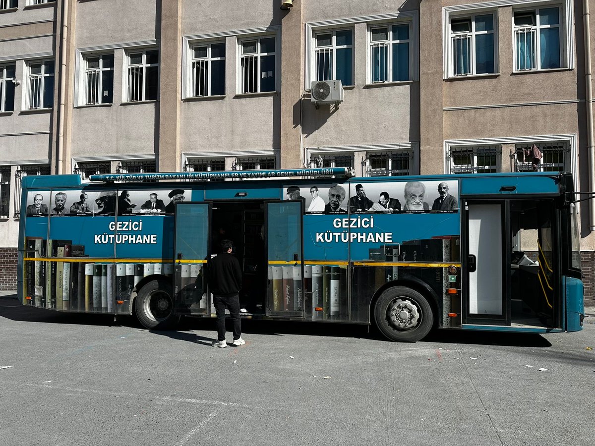 iokihk's tweet photo. Gezici Kütüphanemiz Esenyurt Şehitler Ortaokulu’nda kitapsever öğrencilerle buluştu. 📚

Keyifli okumalar 🌸

@KTBKYGM 
@iktm34 
@KutuphaneEtkin https://t.co/xWQgCD2P60