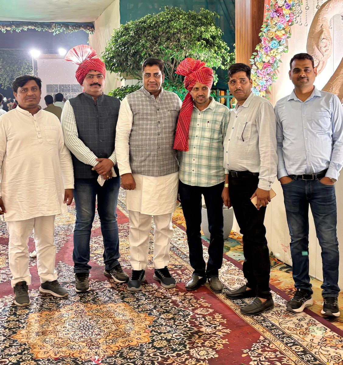 anshuINC's tweet photo. लखनऊ विश्वविद्यालय के पुराने साथी & प्रिय मित्र अरविंद मिश्रा अंशू की बहन श्रुति के प्राणिग्रहण संस्कार में शामिल हुआ और नव दंपति को उज्ज्वल खुशहाल जीवन की शुभकामना दी और पुराने साथियों से मुलाकात हुई ।
#congrulations #happywedding #lucknowuniversity @Lucknowunivpost https://t.co/d5FHT4yNRF